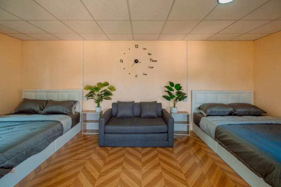 Bed, Seating area