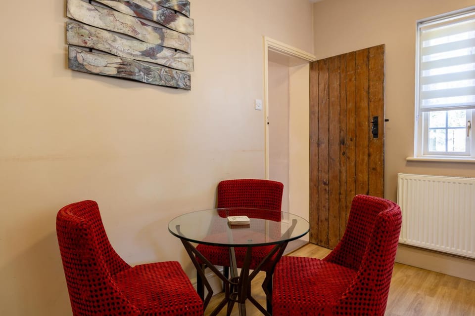 Seating area, kitchen