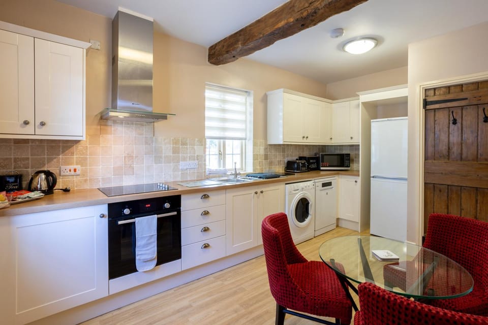Kitchen or kitchenette, dishwasher, microwave, stove, toaster, washing machine