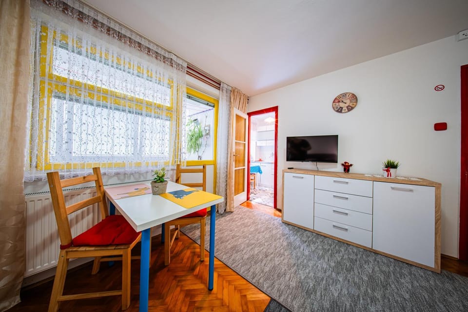 Property building, TV and multimedia, Living room, Seating area, Dining area, Location, heating, internet