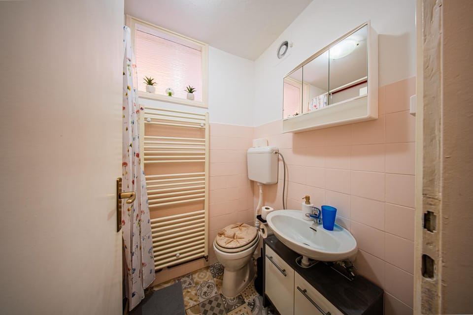Shower, Toilet, Bathroom, On site, hair dryier, internet, towels