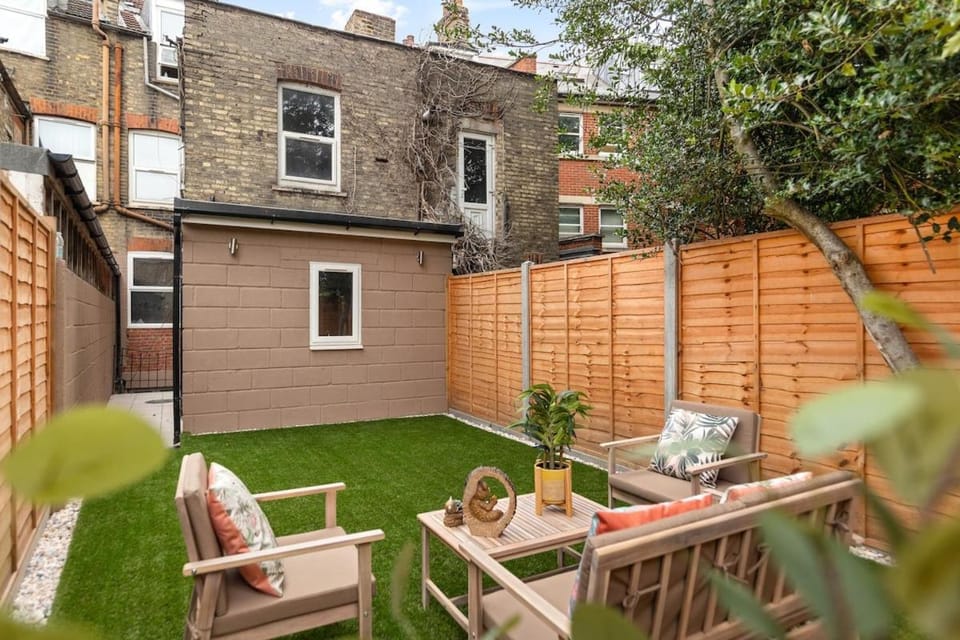 London Luxury 2-bedroom with Garden Apartment in London
