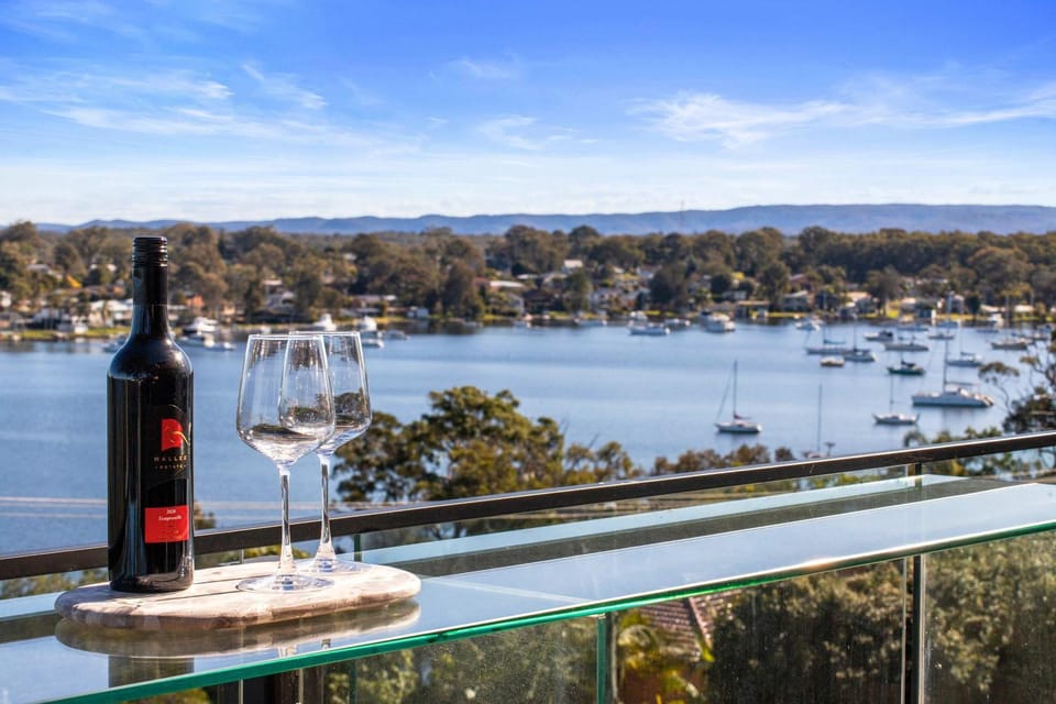 Modern 4BR Mirraboo Home with Panoramic Lake Views House in Lake Macquarie
