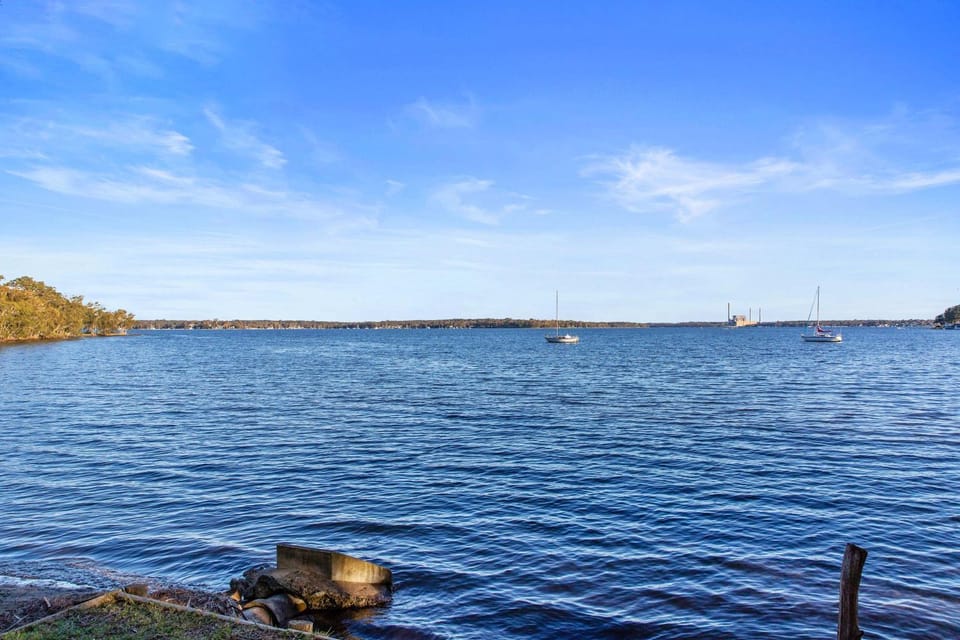 Modern 4BR Mirraboo Home with Panoramic Lake Views House in Lake Macquarie