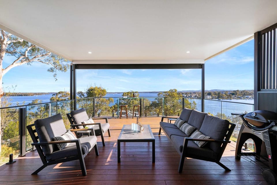 Modern 4BR Mirraboo Home with Panoramic Lake Views House in Lake Macquarie