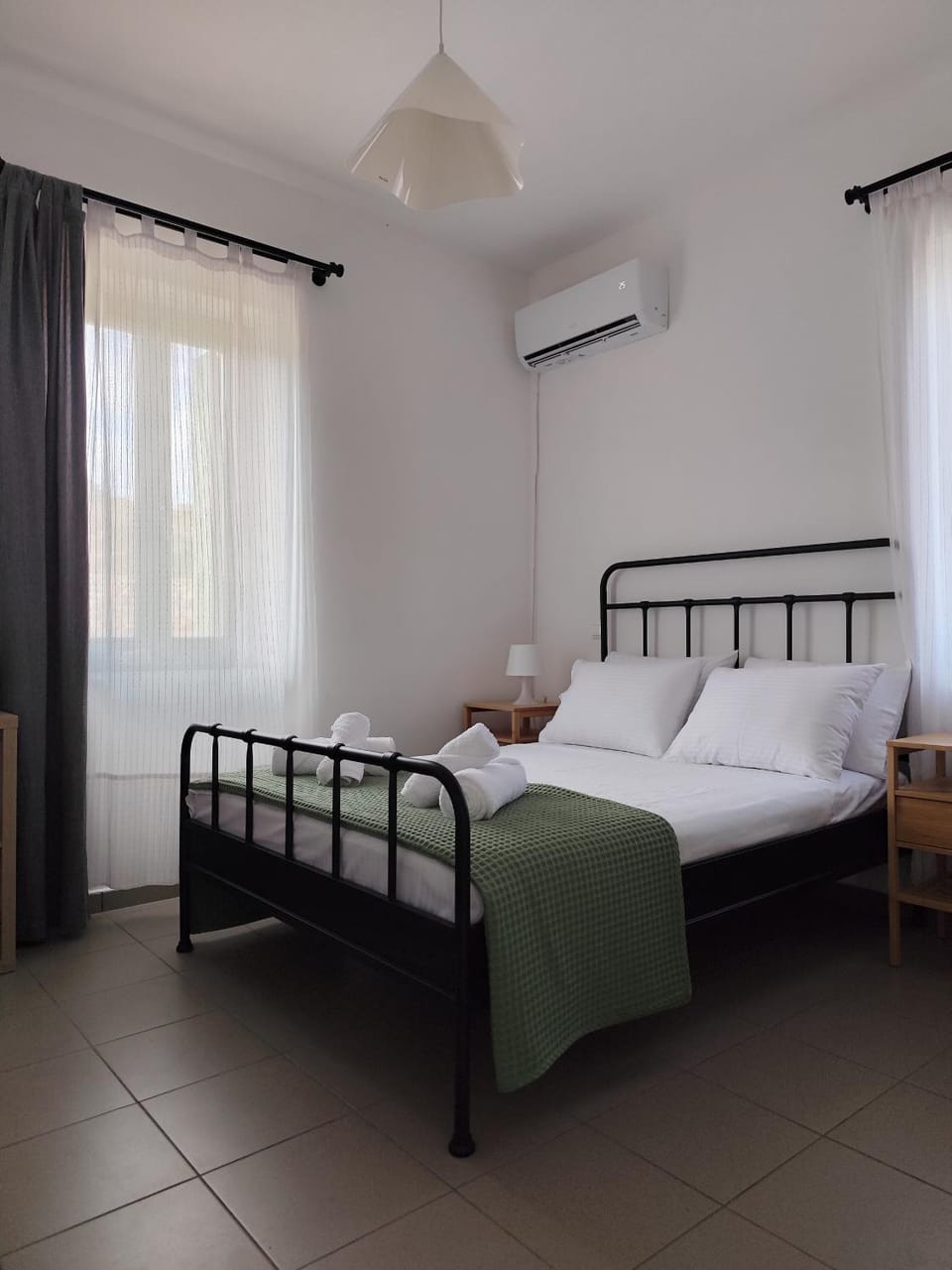 Bed, Photo of the whole room, Bedroom, air conditioner