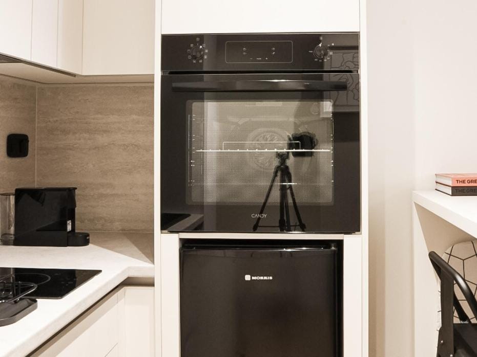 Kitchen or kitchenette, minibar, oven