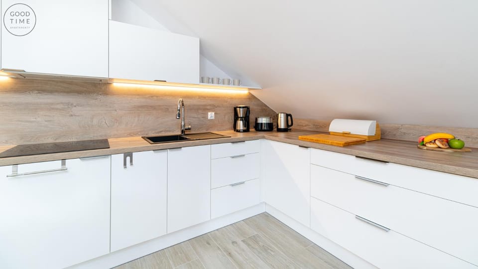 Coffee/tea facilities, Kitchen or kitchenette, stove, toaster