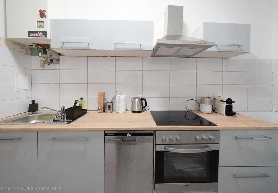 Coffee/tea facilities, Kitchen or kitchenette, stove
