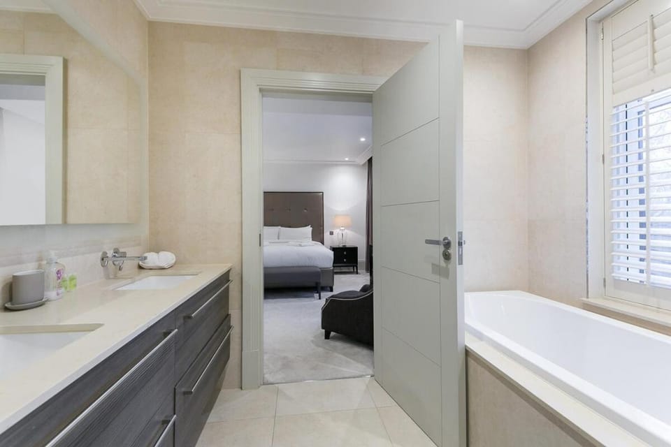 Exclusive Two-Bed Flat on Iconic Park Lane PL15A Apartment in City of Westminster