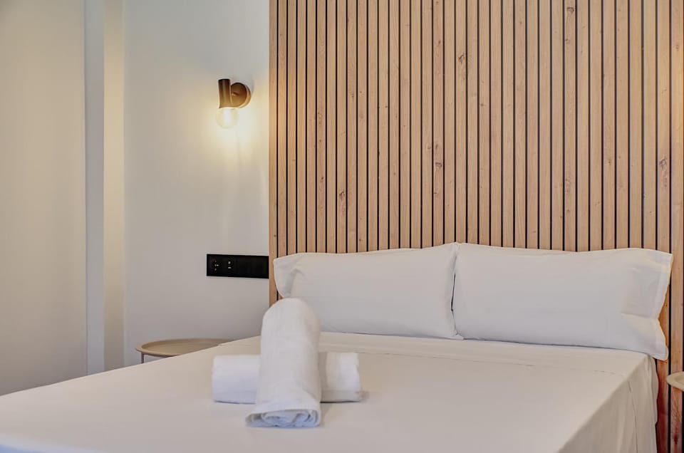 Bed, towels