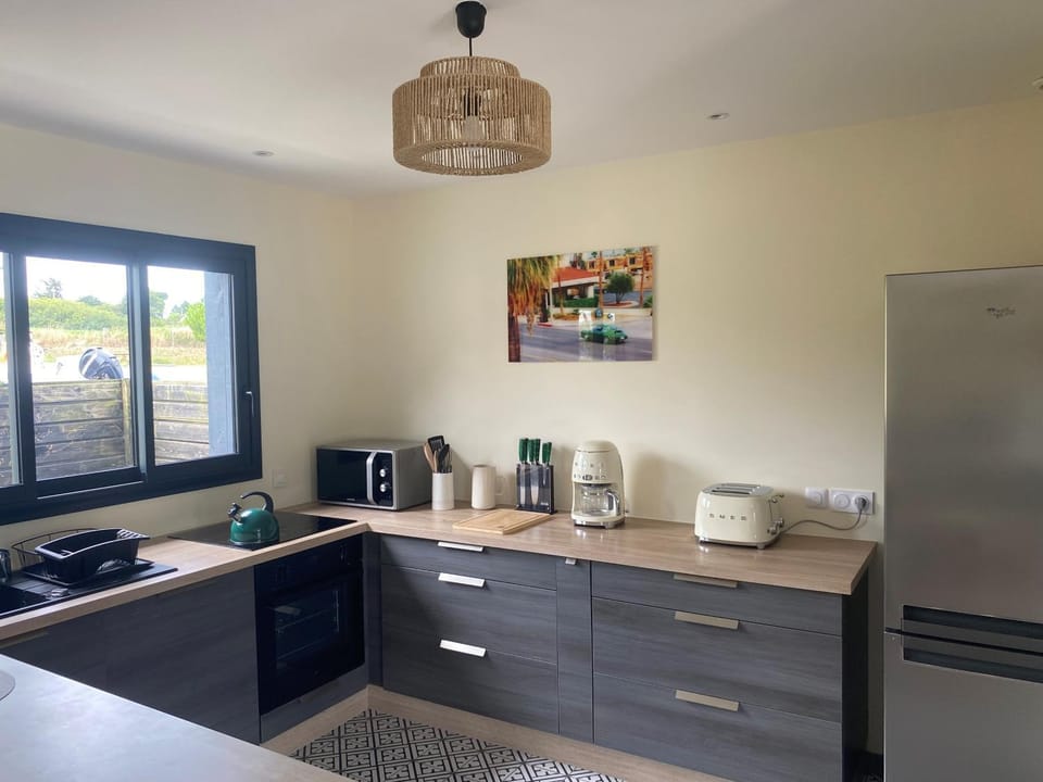 Coffee/tea facilities, Kitchen or kitchenette, dishwasher, oven, stove, toaster
