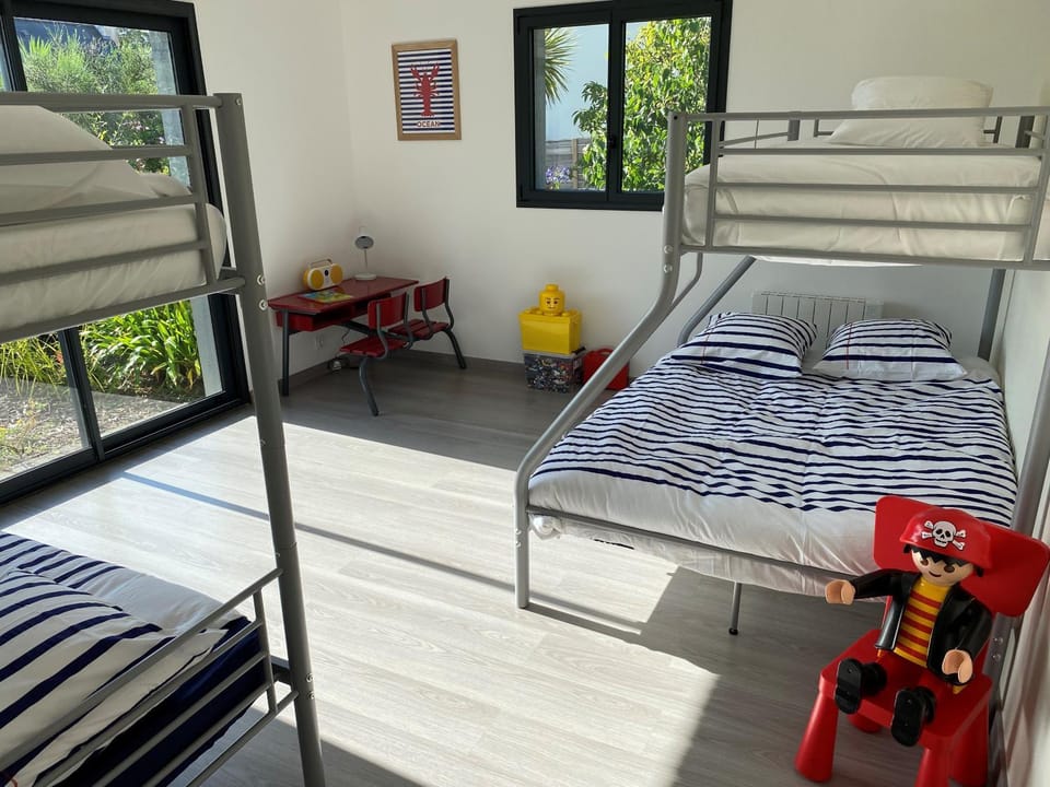 Bedroom, bunk bed