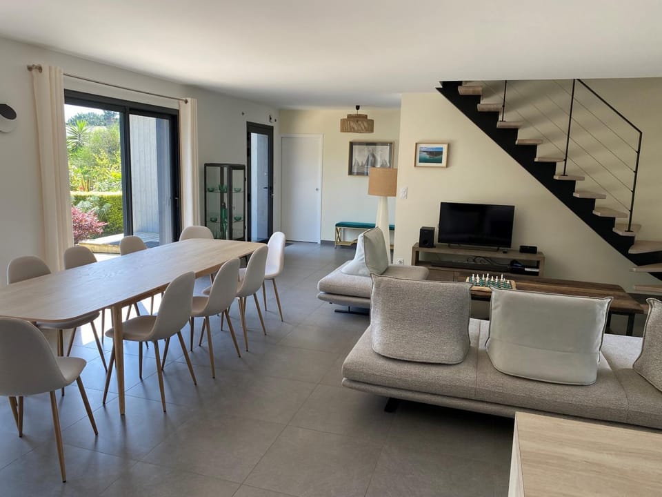 Living room, Dining area