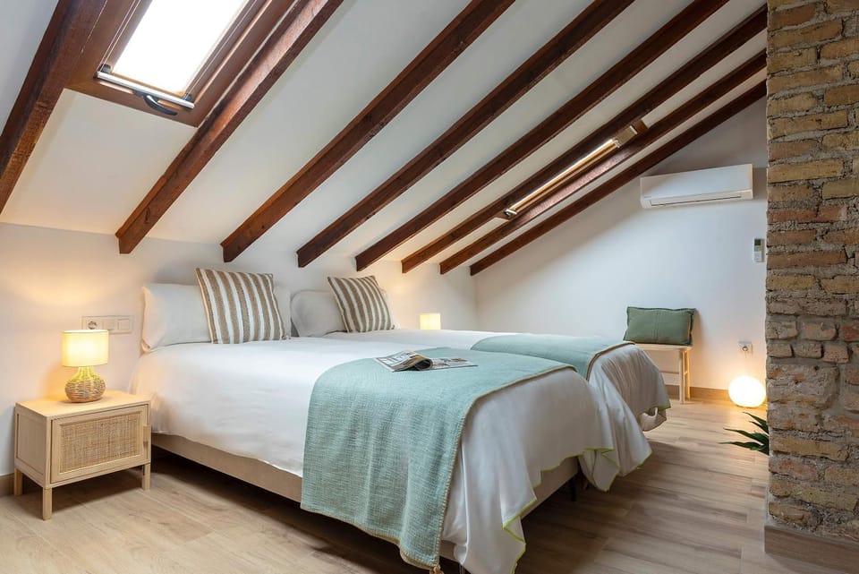 Bed, Photo of the whole room, Bedroom, air conditioner