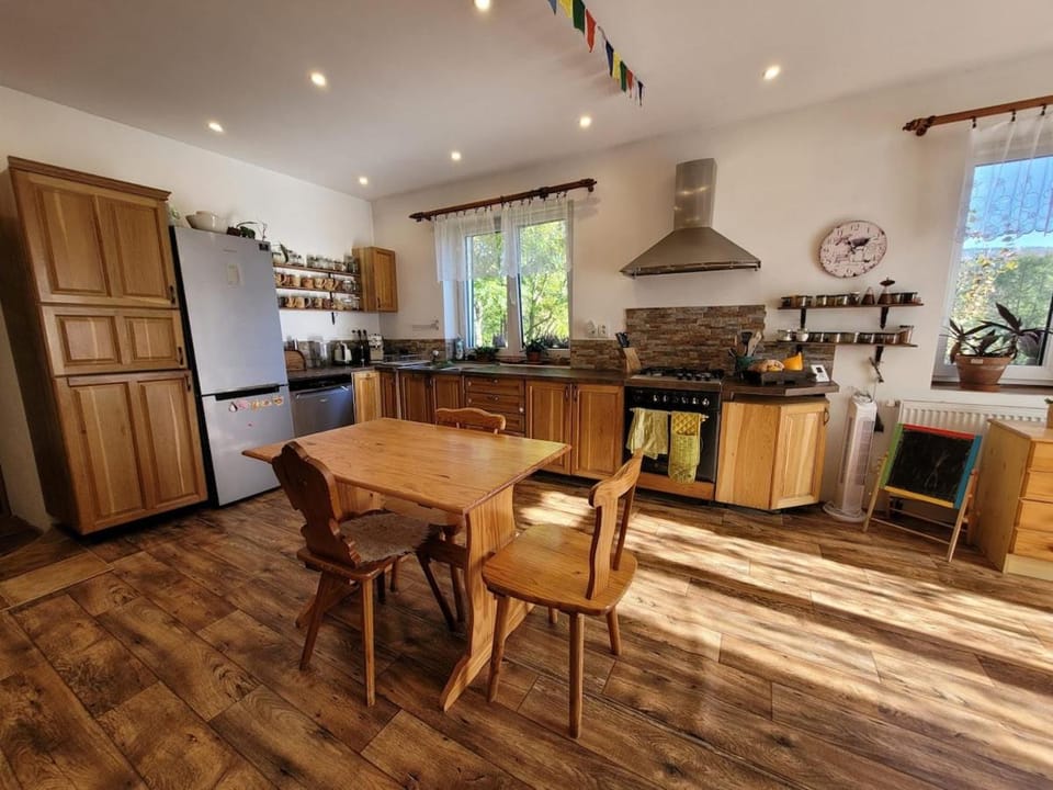 Kitchen or kitchenette, Dining area
