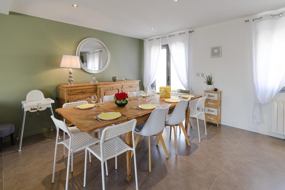 Dining area, Meals