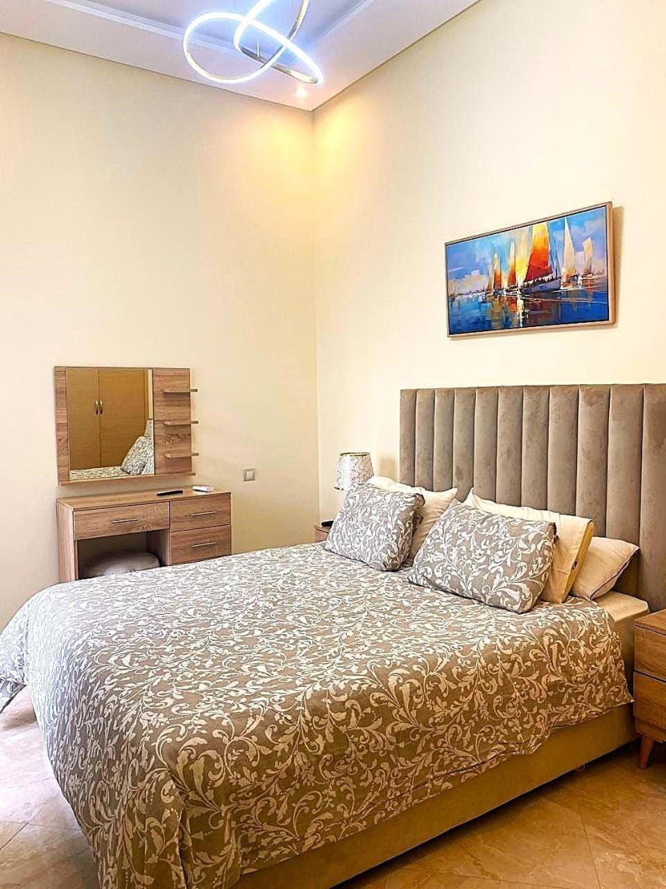 Bed, Living room, Photo of the whole room, Seating area, Bedroom