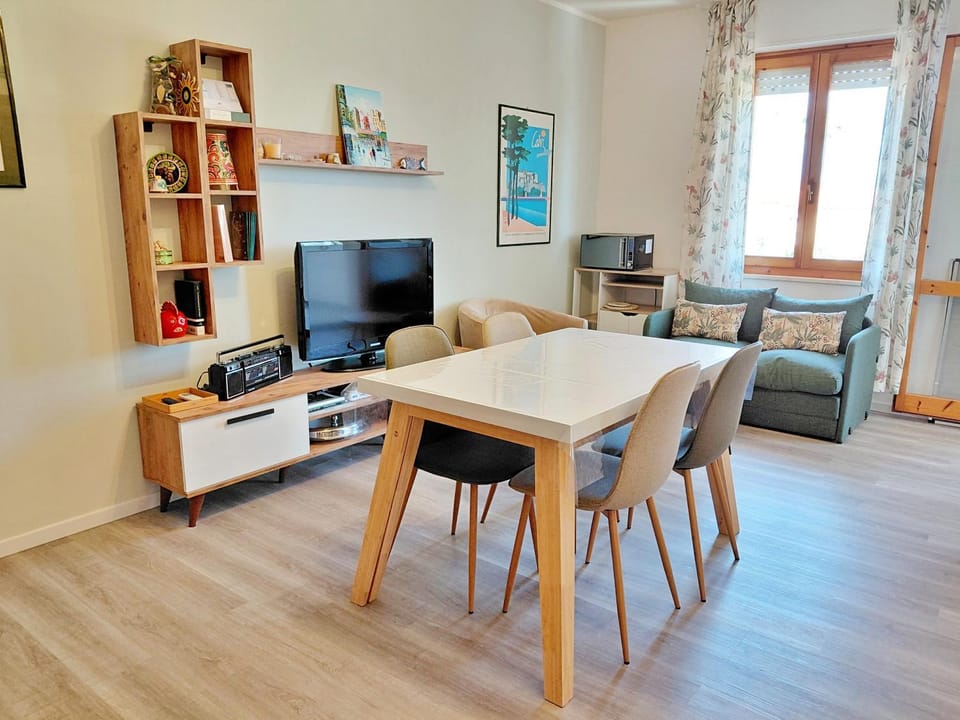 TV and multimedia, Kitchen or kitchenette, Living room, Seating area, Dining area, Evening entertainment