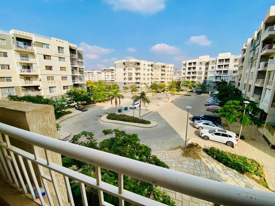 Property building, Day, Neighbourhood, City view, Street view, Location, Parking