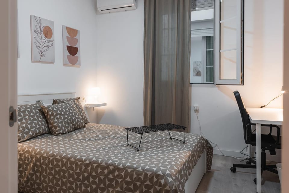 Bed, Living room, Photo of the whole room, Seating area, Bedroom, air conditioner