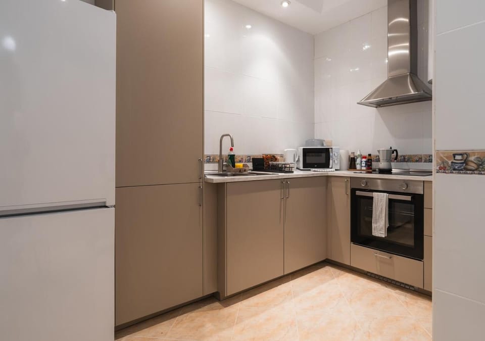 Coffee/tea facilities, Kitchen or kitchenette, minibar, oven, stove, toaster