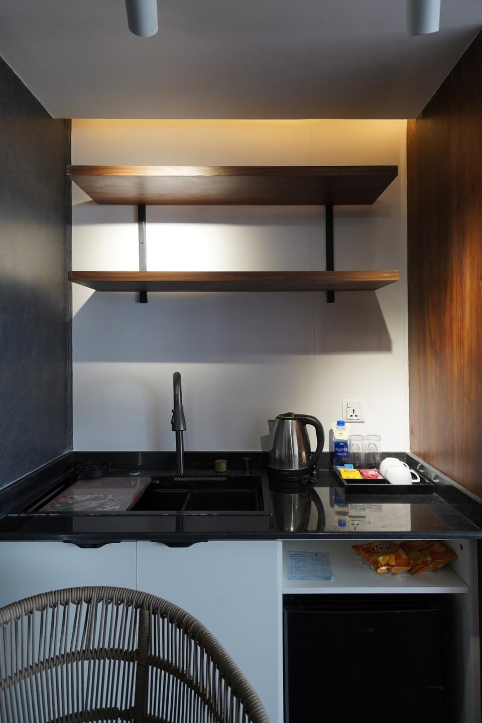 Kitchen or kitchenette, minibar