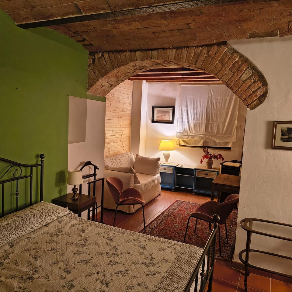 Bed, Photo of the whole room, Seating area, Bedroom