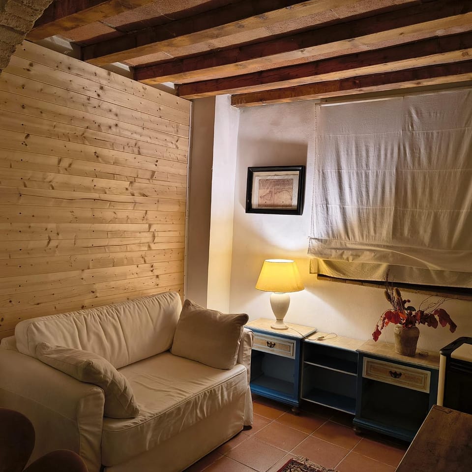 Bed, Photo of the whole room, Seating area, Bedroom
