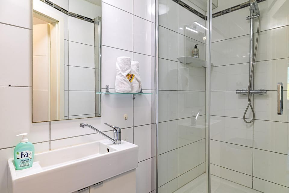 Shower, Bathroom, towels