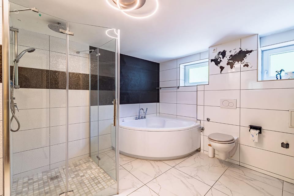 Shower, Toilet, Bathroom, Bath, towels