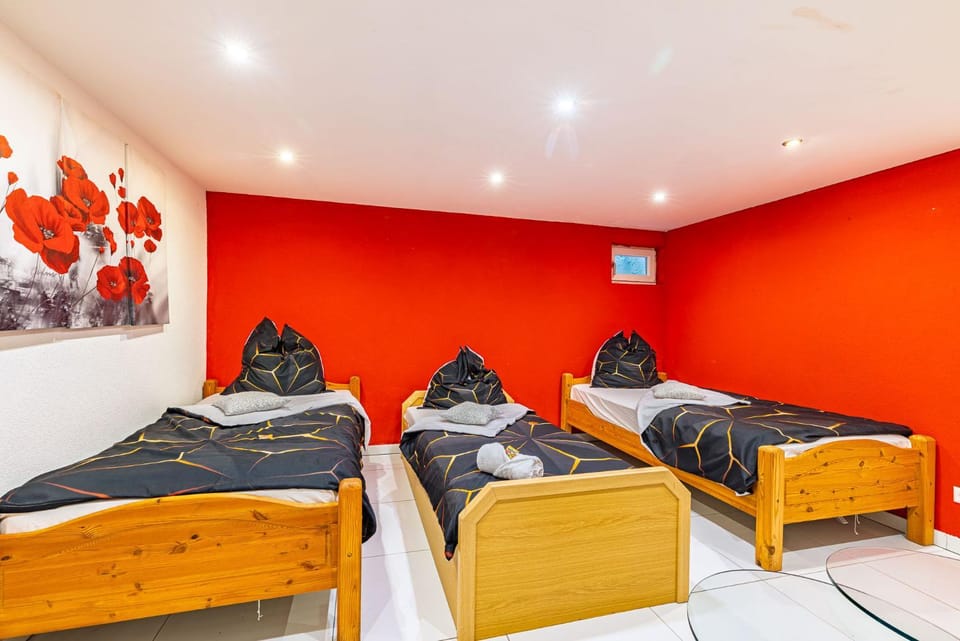 Bedroom, flat iron, towels