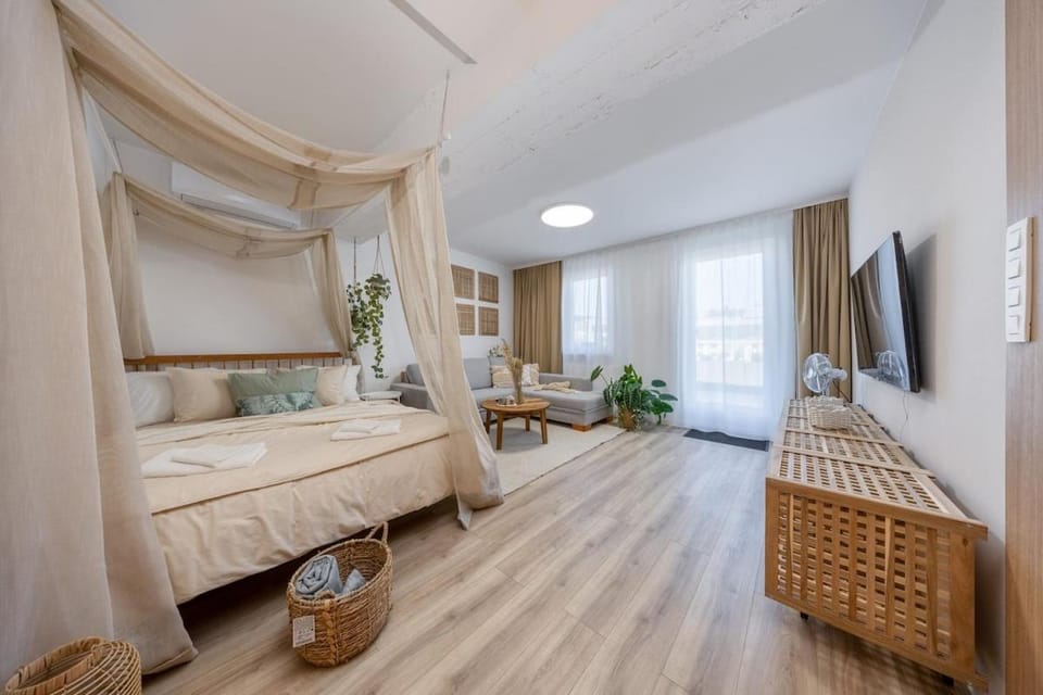 Bed, TV and multimedia, Photo of the whole room, Bedroom, towels