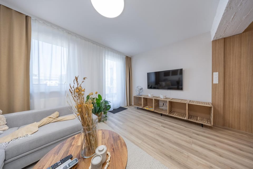 Communal lounge/ TV room, TV and multimedia, Living room, Seating area, Evening entertainment