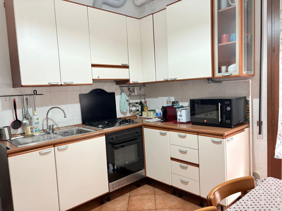 Kitchen or kitchenette, oven