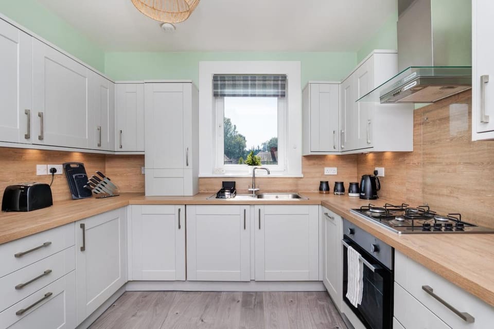 Ideal Work Stays 3BR Free Parking Sleeps 6 Apartment hotel in Scotland