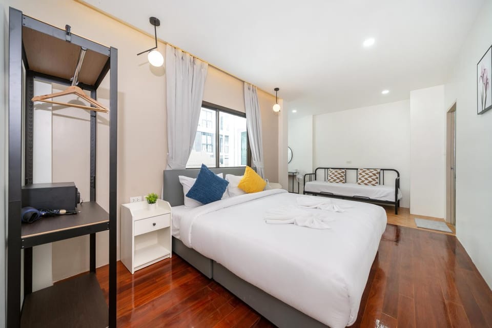 Photo of the whole room, Bedroom, towels, wardrobe