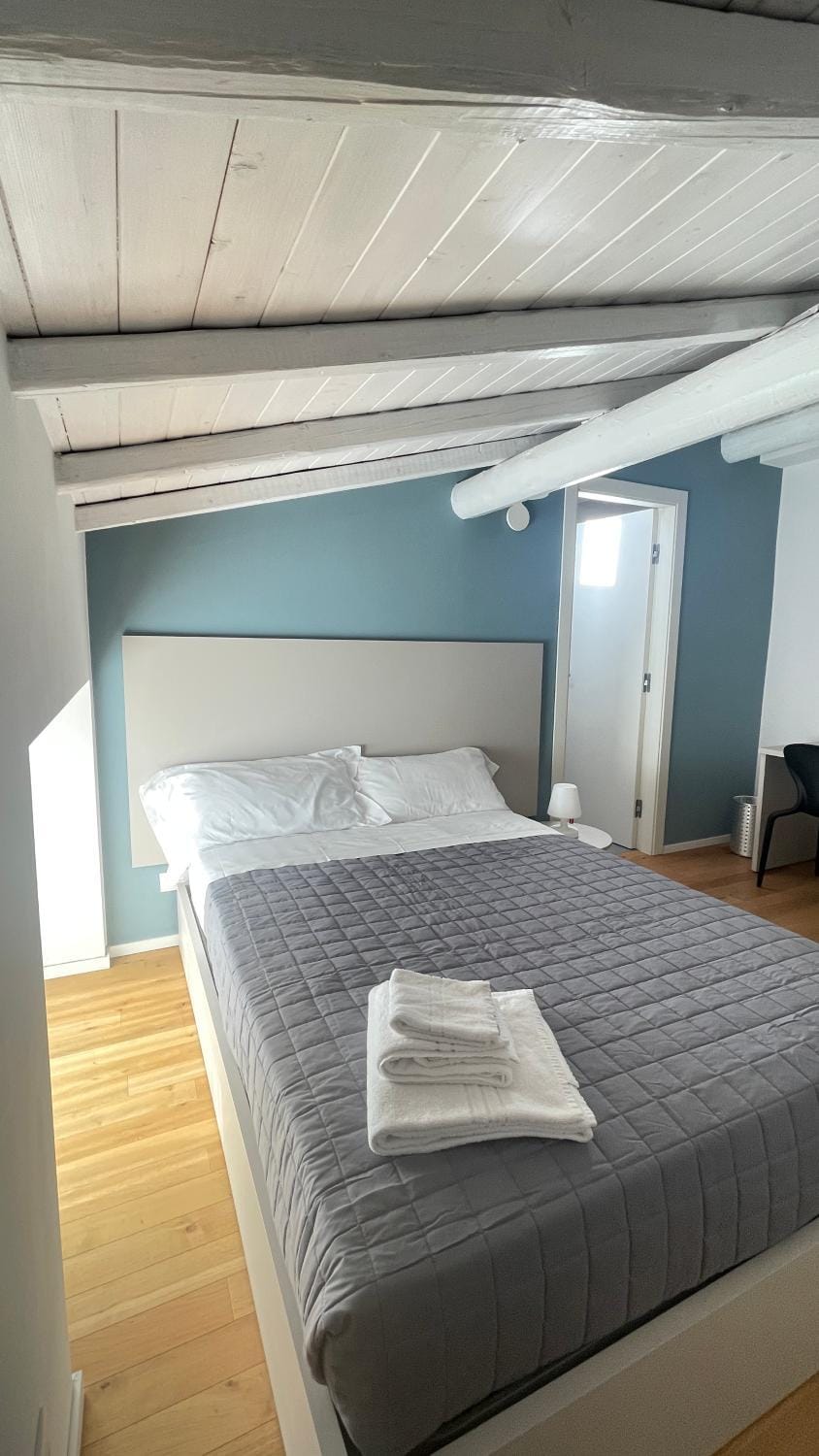 Bed, Photo of the whole room, Bedroom, towels