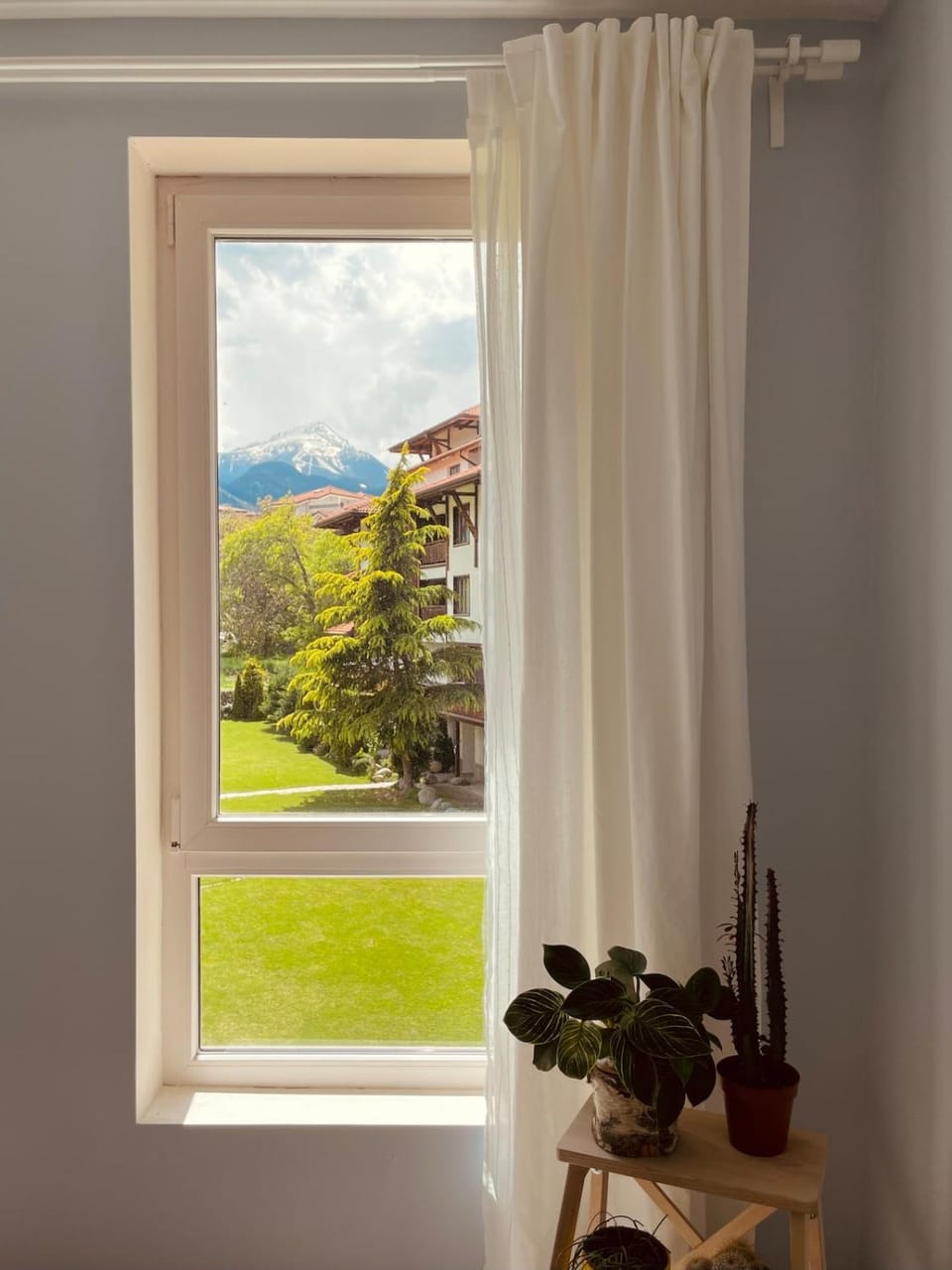 Bedroom, Mountain view