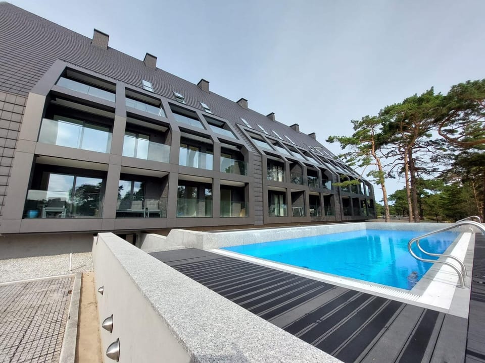 Property building, Swimming pool, sunbed