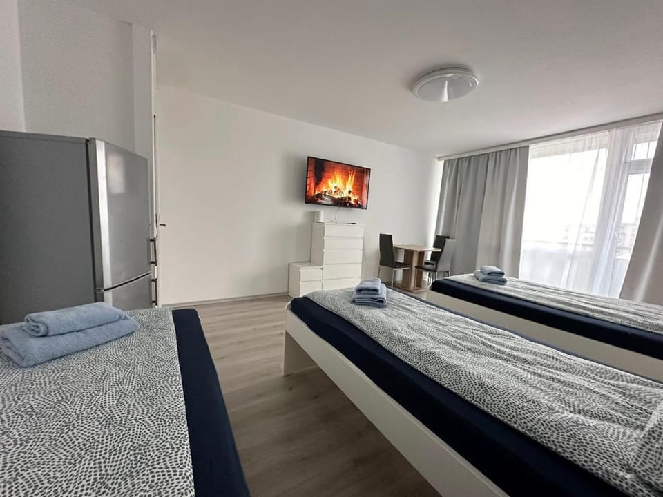 Bed, TV and multimedia, Photo of the whole room, Bedroom, towels, wardrobe