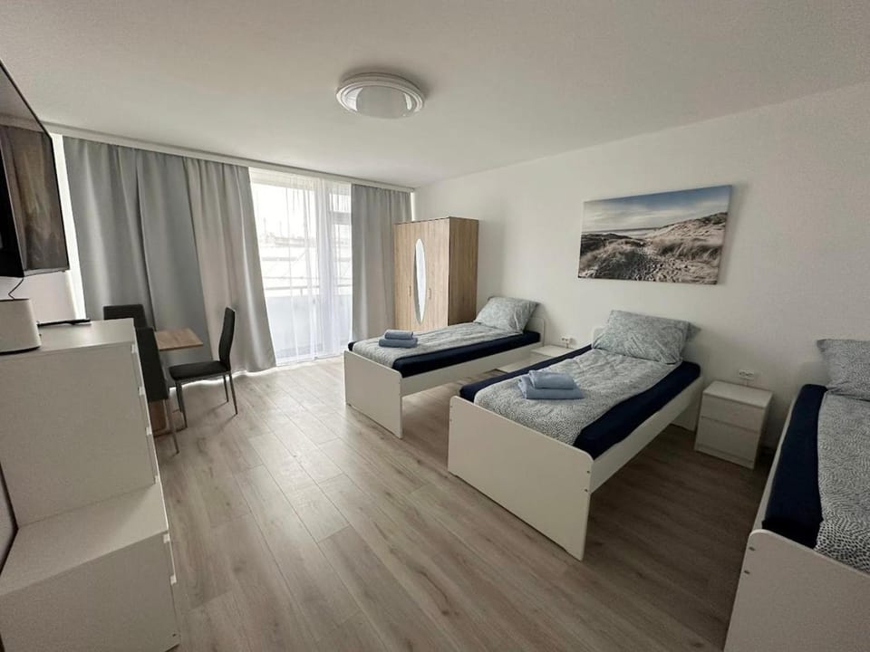 Bed, TV and multimedia, Photo of the whole room, Seating area, Bedroom