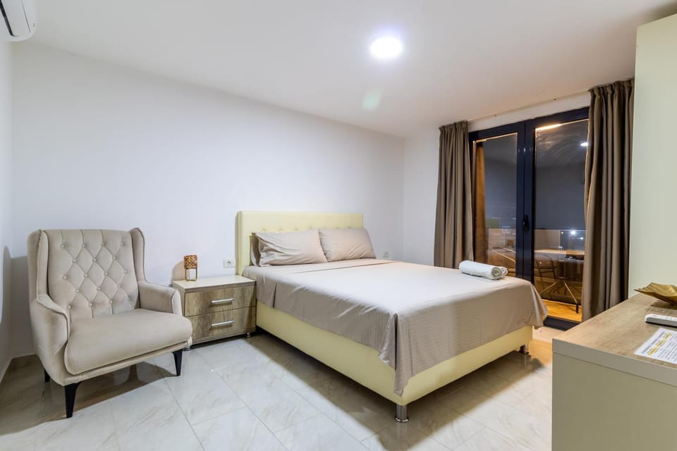 Bed, Seating area, Bedroom