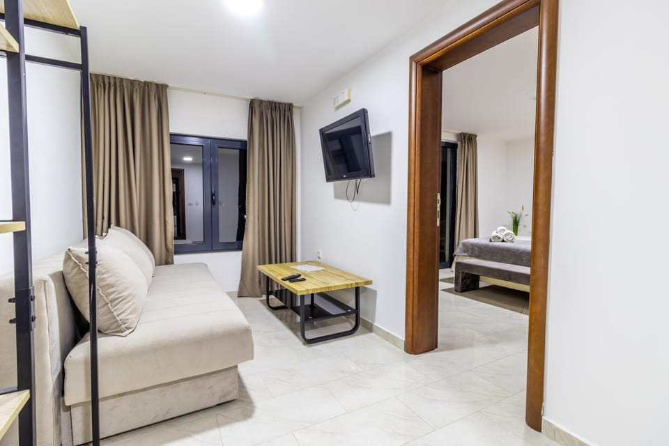 Bed, TV and multimedia, Living room, Photo of the whole room, Seating area