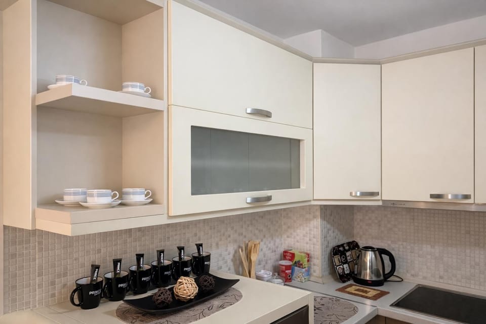 Coffee/tea facilities, Kitchen or kitchenette, stove