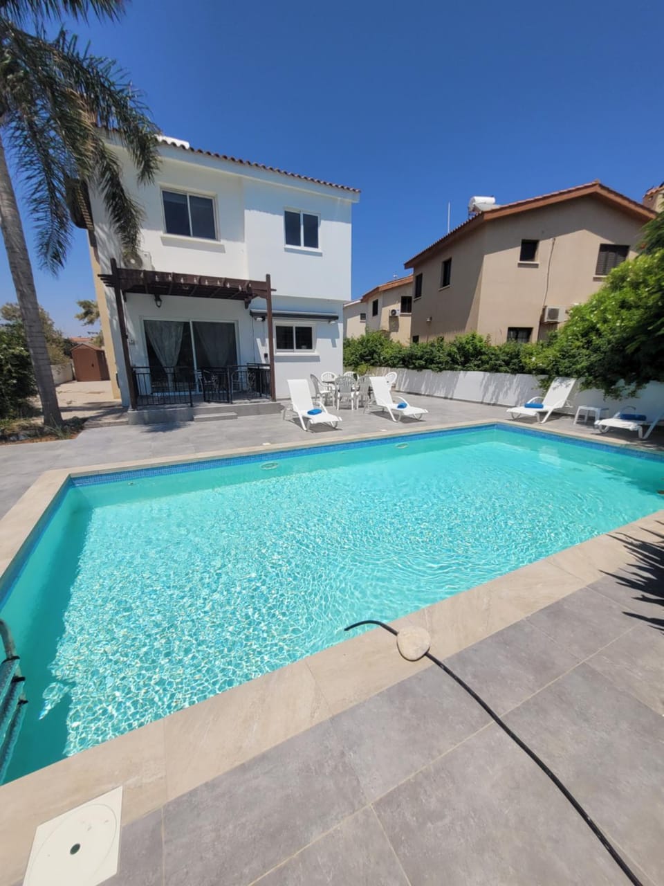 Property building, Patio, Day, Pool view, Swimming pool, sunbed