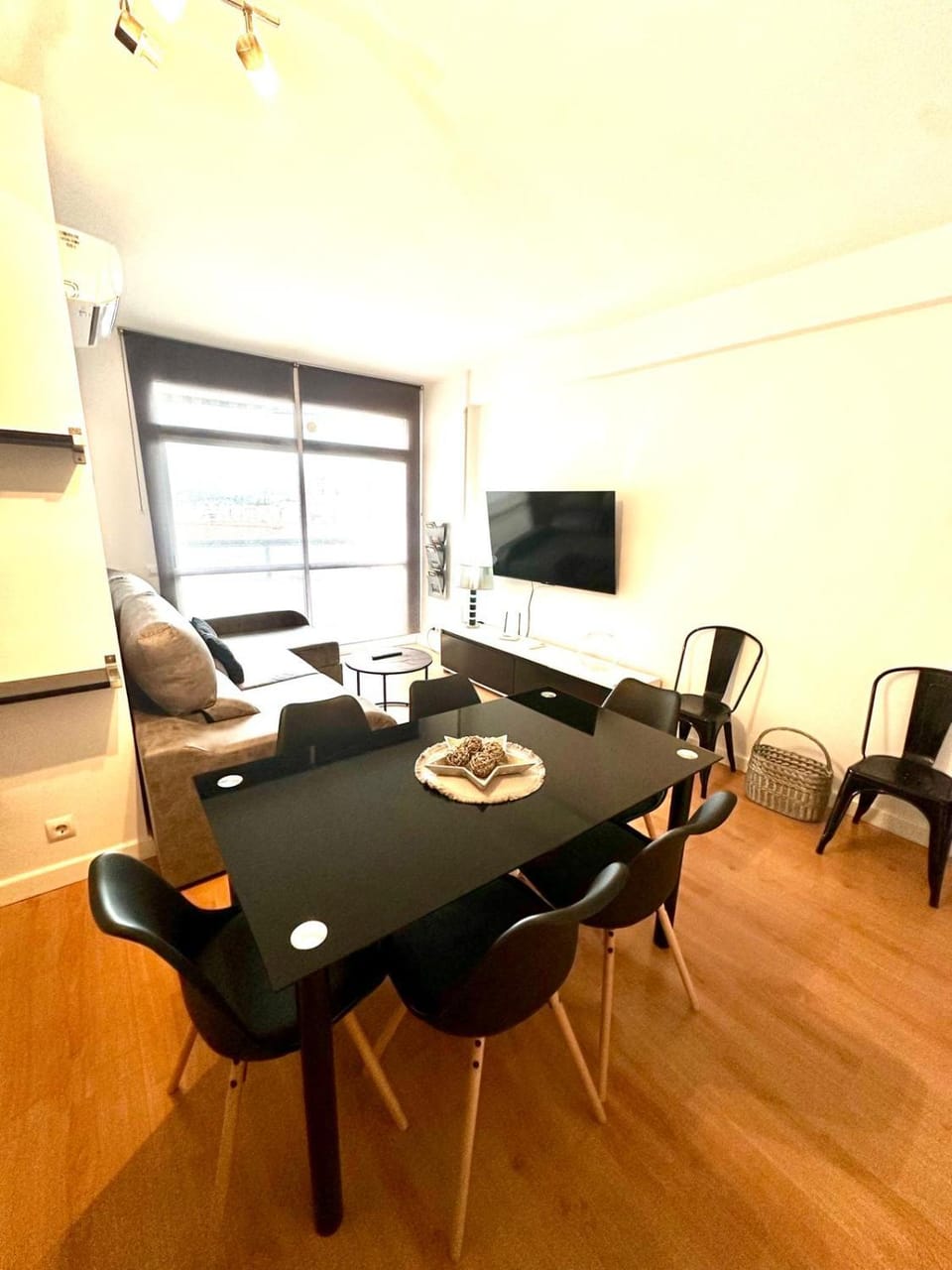 TV and multimedia, Seating area, Dining area