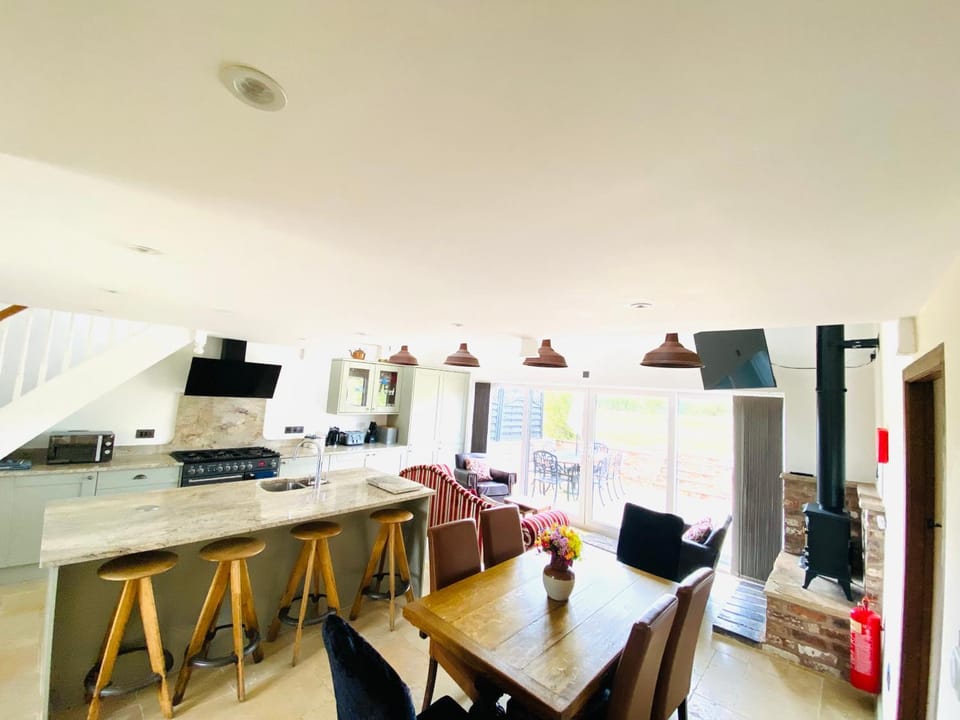 Dining area, kitchen