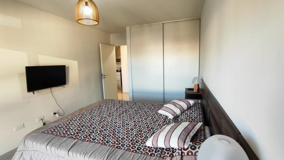 Bed, TV and multimedia, Photo of the whole room, Bedroom, wardrobe