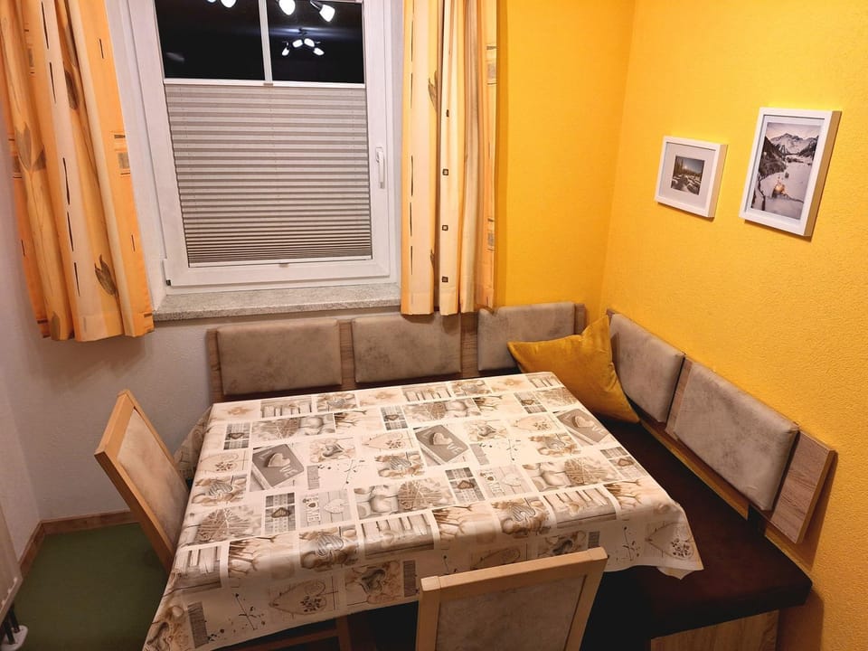 Seating area, Dining area